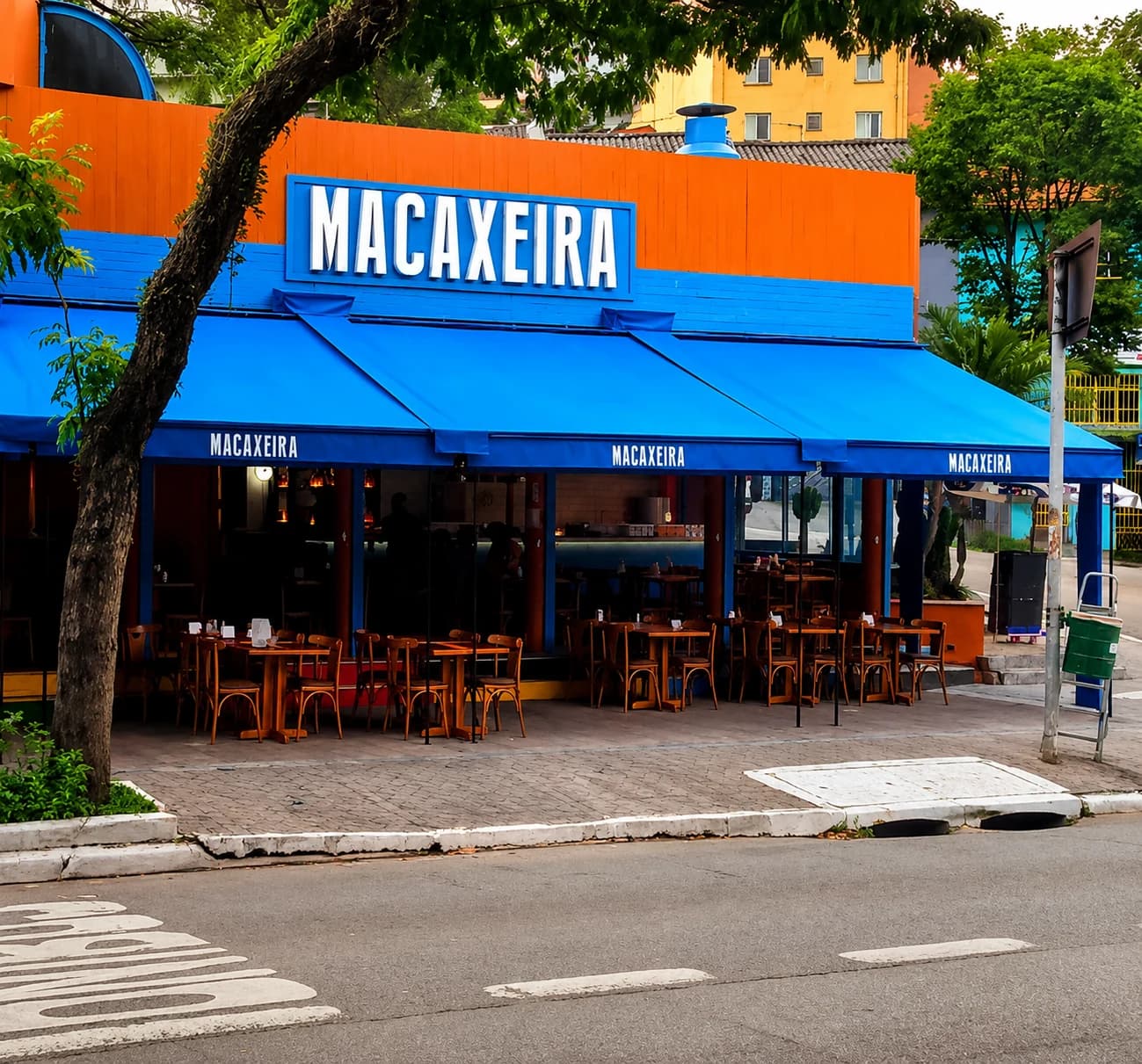 Toldo articulado azul instalado na fachada de restaurante em São Paulo